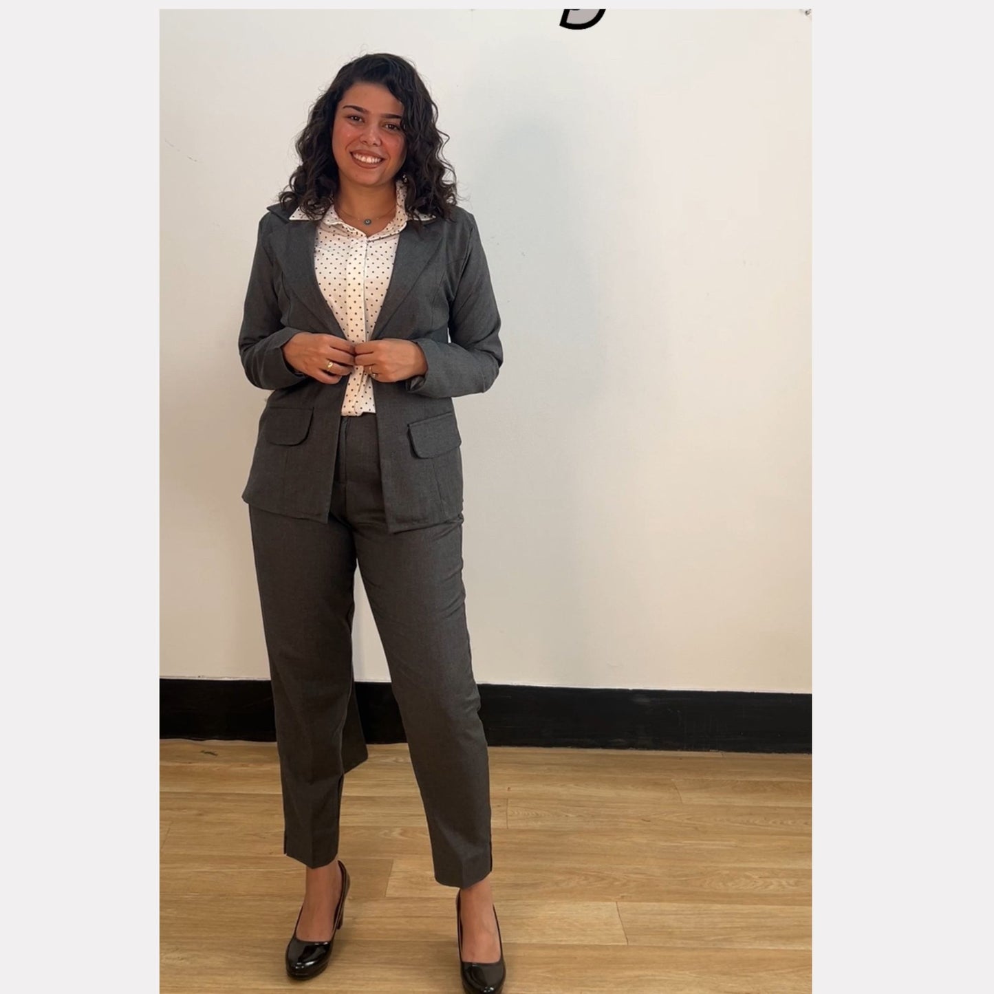 Women’s Linen Suit Set – Tailored Blazer & Trousers for Egyptian Body – Elegant and Comfortable