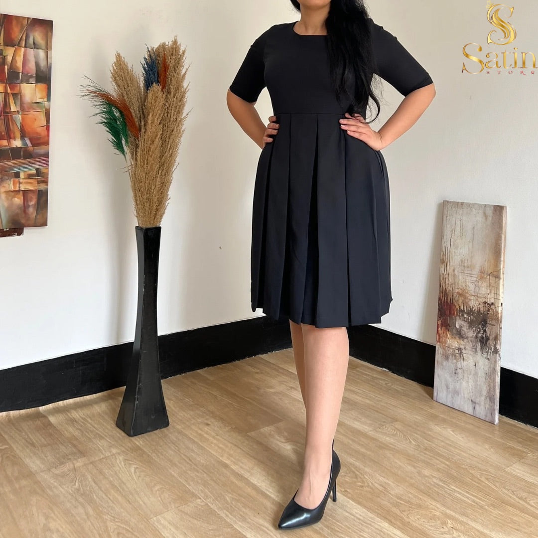 Short wide dress - moderate sleeves