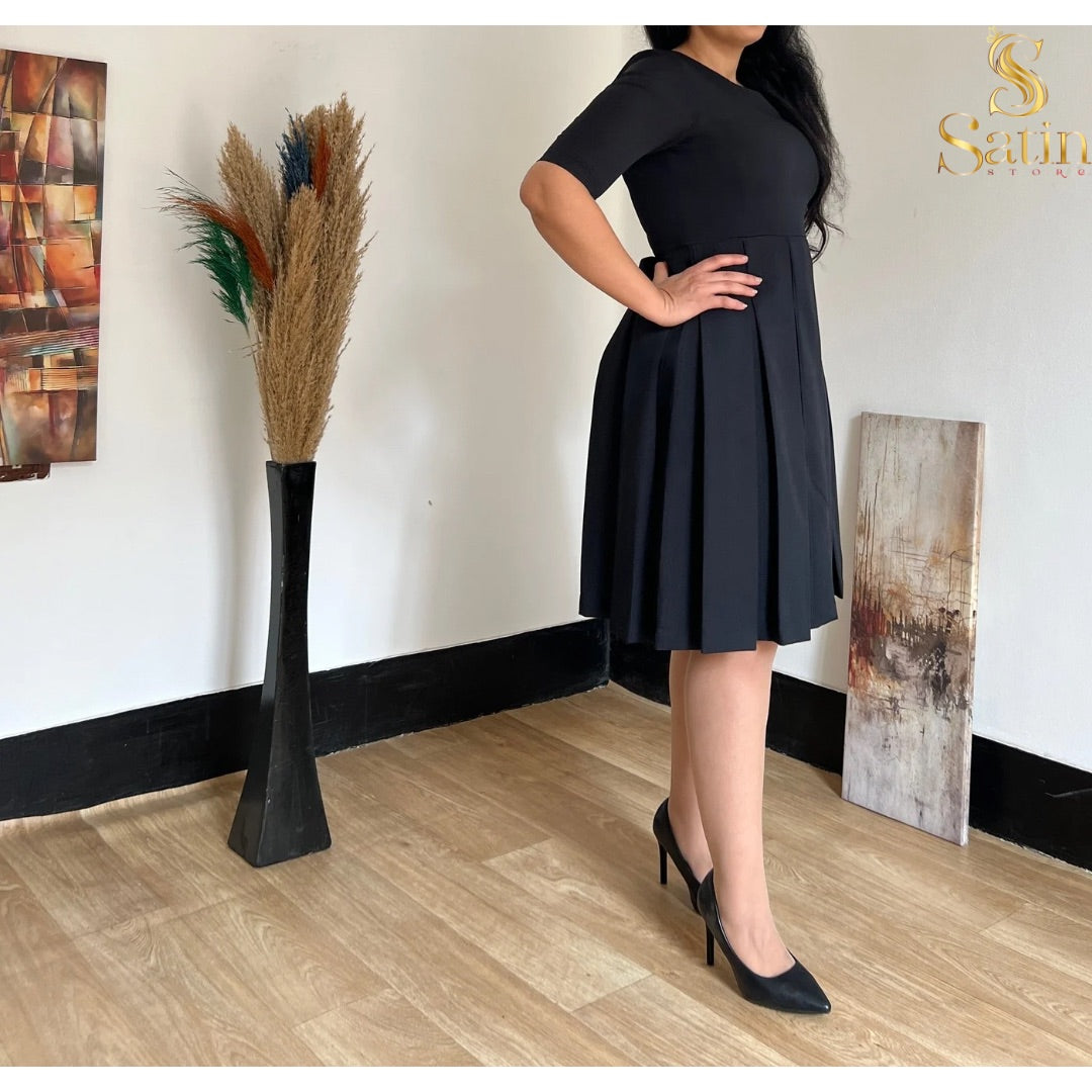 Short wide dress - moderate sleeves